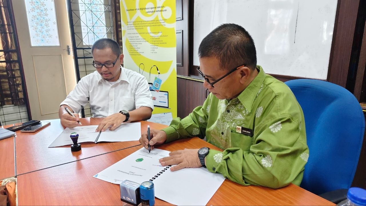 SkoolBeez Perkukuh Inisiatif CSR di SK Sayong Pinang melalui MOU, Serahan Peranti & Simulasi Sistem